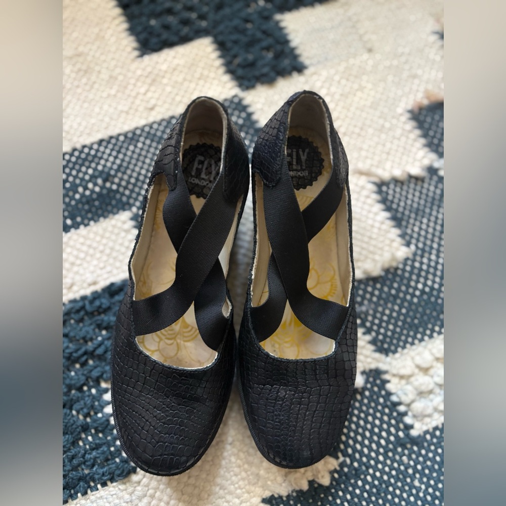 Fly London Black Leather Wedges - Snake Embossed Detail - Like New! Size 38/7.5 - Picture 8 of 8